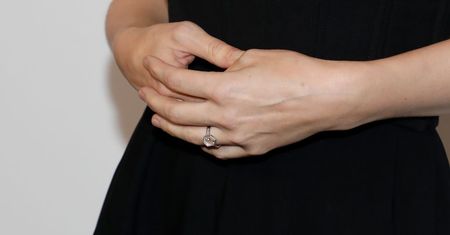 Internauci wyśmiali jej pierścionek zaręczynowy. Ich uwagę przykuł jeden szczegół