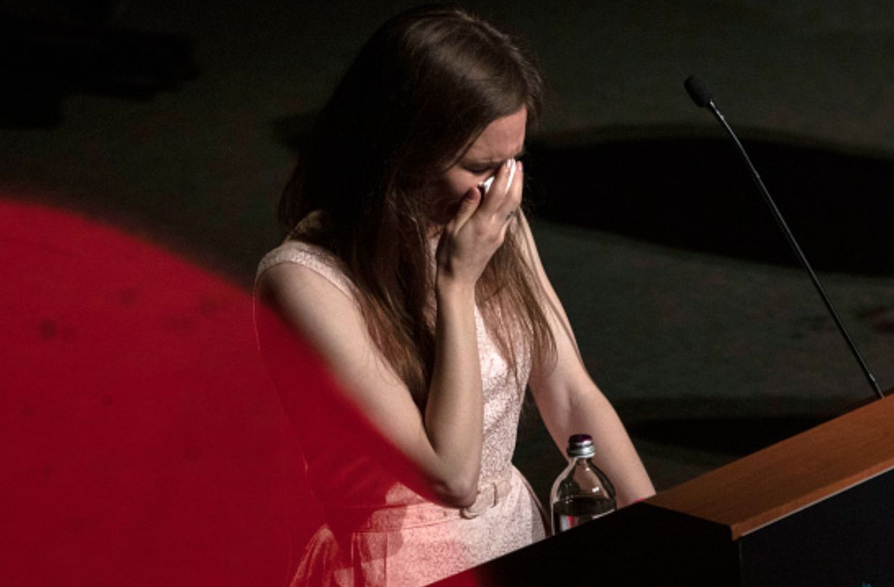 Amanda Knox nie wytrzymała. Oskarżana o morderstwo kobieta popłakała się przed tłumem