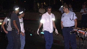 Izraelczycy wokół postrzelonego w nogi Palestyńczyka