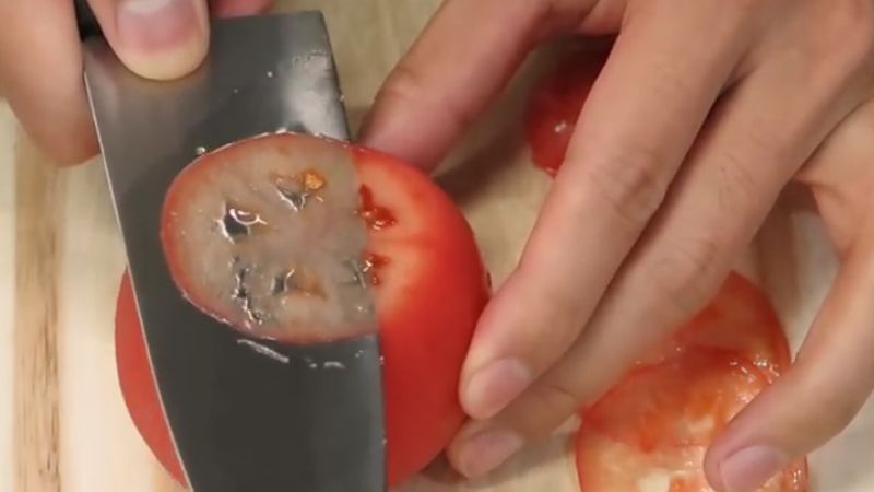 Nóż bez problemu kroi pomidory na cienkie plasterki