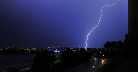 IMGW ostrzega: możliwe burze z gradem i trąby powietrzne