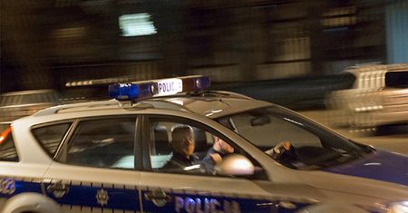 Zaszedł od tyłu, dźgnął w szyję i uciekł. Policja poszukuje nożownika z Milanówka