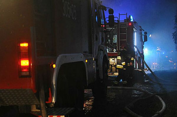 28 zastępów straży gasi pożar sortowni śmieci w Gorlicach