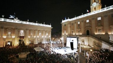 Uczestnicy Białej Nocy oglądają występ Roberto Benigniego