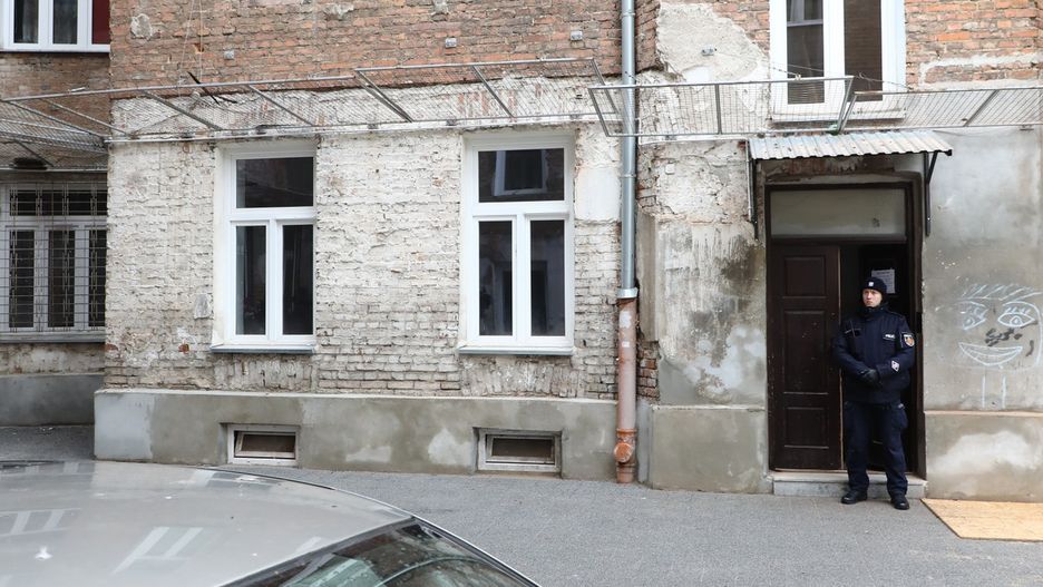 Warszawa. W mieszkaniu na Pradze-Północ ujawniono ciało kobiety oraz dziecka. Prokuratura bada sprawę.