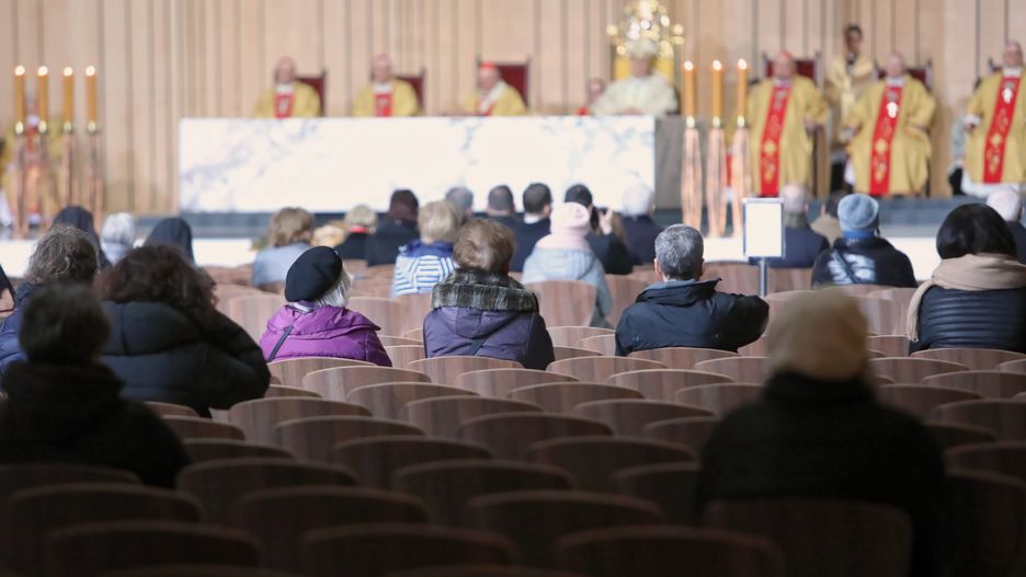 Koronawirus w Polsce. Jeżeli rząd nie przedłuży czasu obowiązywania restrykcji, to zgodnie z rozporządzeniem od 12 kwietnia we mszy świętej będzie mogło uczestniczyć do 50 osób / foto ilustracyjne wyk. 2020-03-12