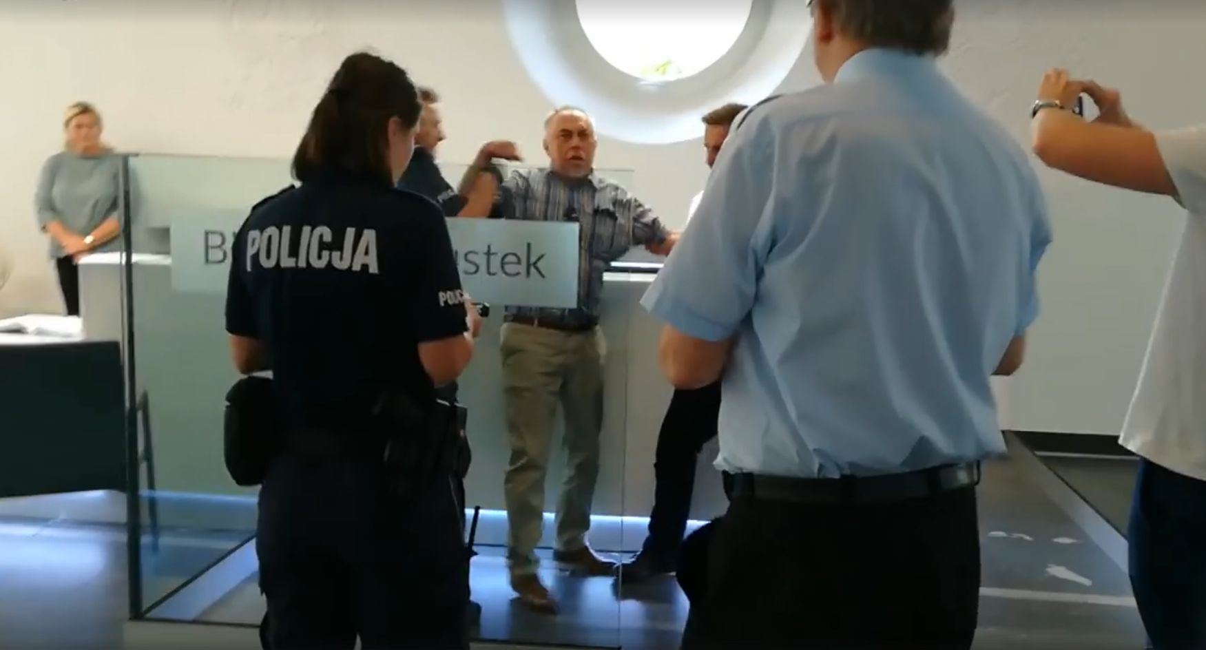 Policja musiała wyprowadzić Janusza Sanockiego z Opolskiego Urzędu Wojewódzkiego