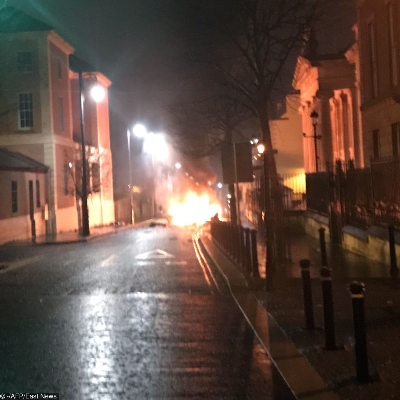Irlandia Północna: eksplozja samochodu przed sądem