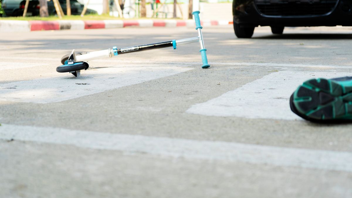 The concept of an accident caused by a child who is playing a scooter and being hit by a car, While using a crosswalk. (The concept of an accident caused by a child who is playing a scooter and being hit by a car, While using a crosswalk., ASCII, 119 