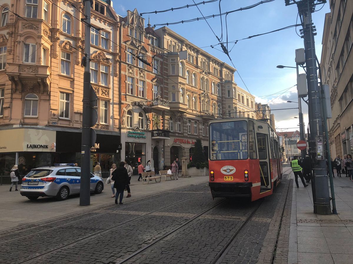 Katowice. 77-latek wjechał na hulajnodze pod tramwaj. Trafił do szpitala