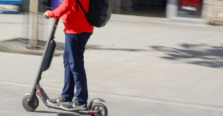 Elbląg. Hulajnogą potrącił staruszkę i odjechał. Policja szuka 10-latka