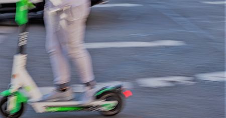 Rosja. Policjant pedofil zaatakował 11-latkę. Dziewczynka pobiła go hulajnogą