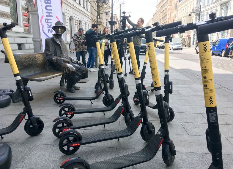 Elektryczne hulajnogi szybko zyskują popularność w wielu miejscach na świecie. Na zdjęciu hulajnogi w Łodzi.