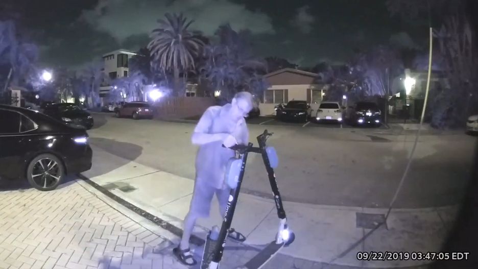 Mieszkaniec Fort Lauderdale w USA dewastuje hulajnogi elektryczne.