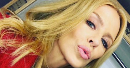 Kylie Minogue nago zasłonięta tylko gitarą. Ma 50 lat i wciąż zachwyca