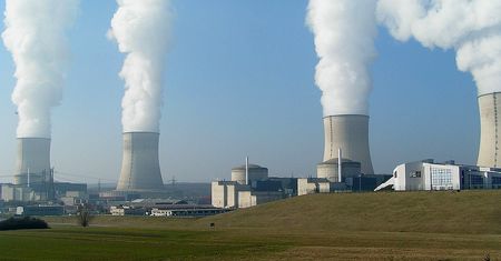 Działacze Greenpeace wdarli się do elektrowni atomowej. Odpalili fajerwerki