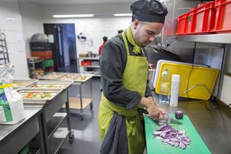 Braki kadrowe w branżach usługowych. Nadgodziny i wysoka rotacja są tu normą