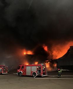 Warszawa: Pożar na Annopolu gasi 160 strażaków. Sieć T-Mobile zmaga się z awarią z powodu pożaru