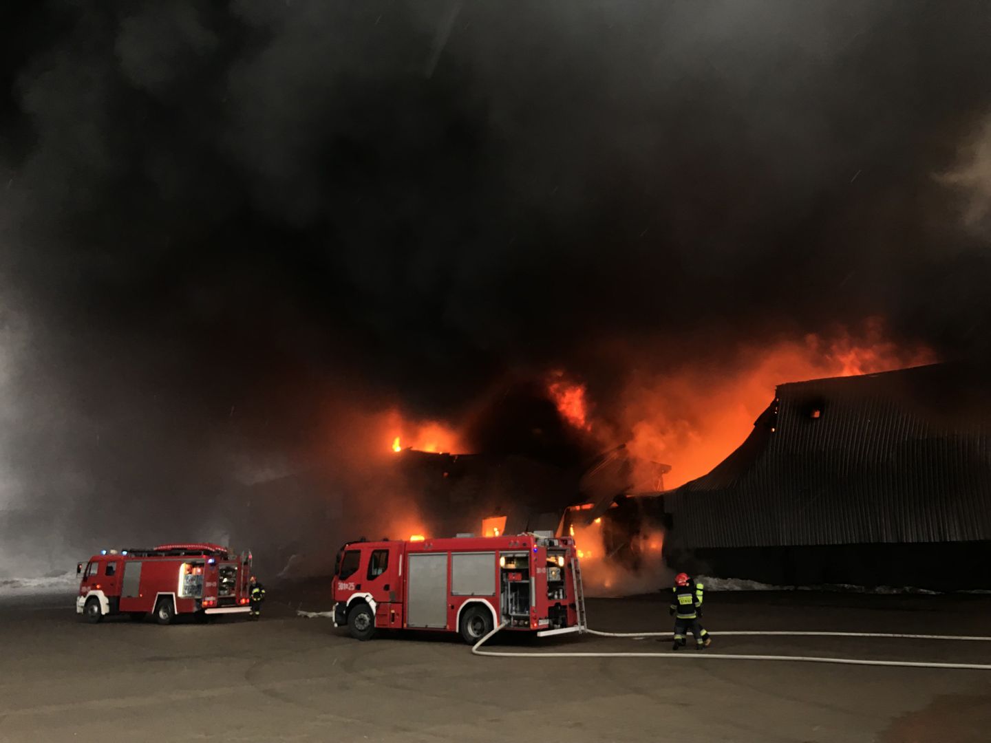 Warszawa - Pożar na Annopolu. 20 zastępów straży pożarnej próbuje opanować ogień. Na miejsce przybywają zastępy spoza Warszawy