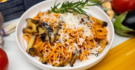 Pasta alla norma. Sycylijski makaron ze smażonym bakłażanem i serem pecorino