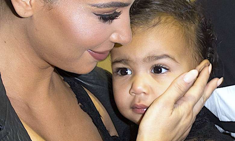 Wystylizowana na dorosłą kobietę 5-letnia córka Kim Kardashian reklamuje luksusową markę. Pierwsza kampania North West budzi kontrowersje