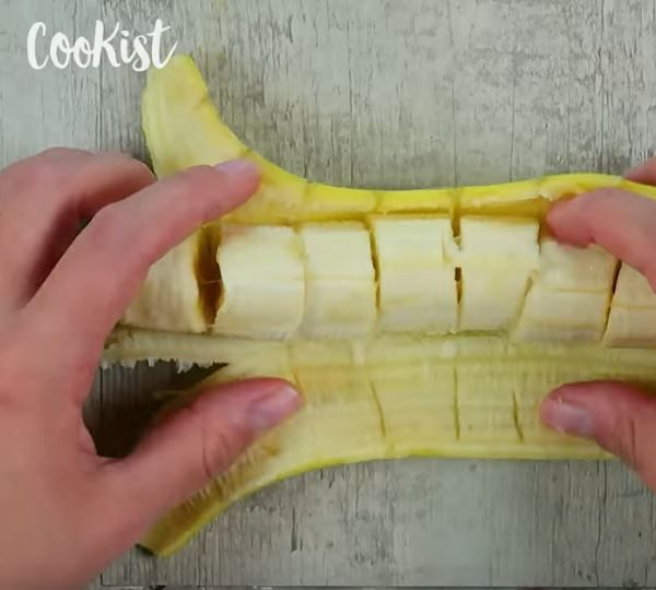 Banan pokrojny igłą- Pyszności, źródło: kadr z kanału Cookist