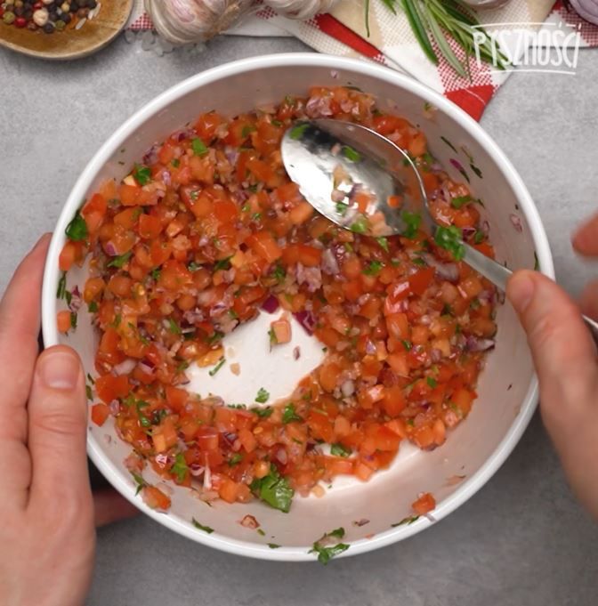 Salsa pomidorowa w białej misce
