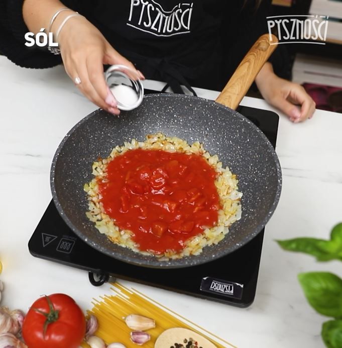 Makaron z sosem pomidorowym- Pyszności
