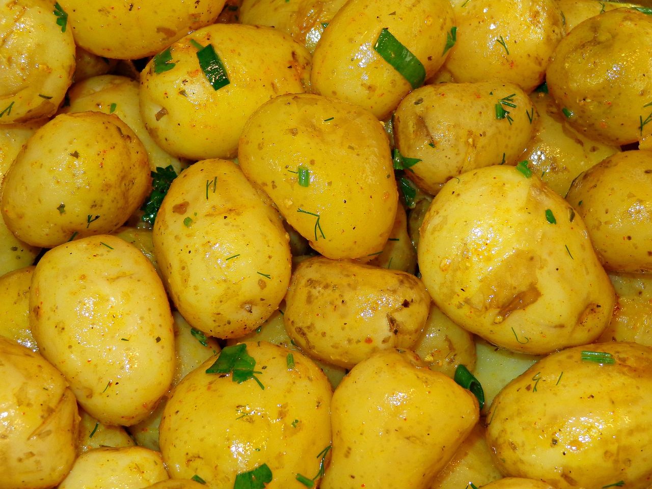 Młode ziemniaki- Pyszności; źródło: Adobe