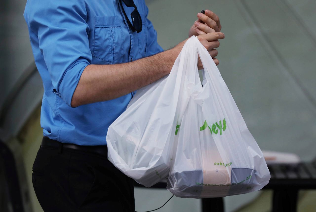 Kanada banuje plastik- Pyszności/ źródło: REUTERS/Chris Wattie