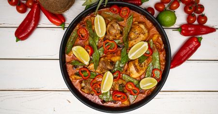 Pieczone udka w aromatycznym sosie curry z ananasem