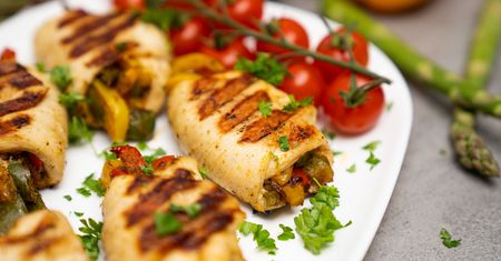 Drobiowe roladki fajitas z papryką i zielonymi szparagami. Pyszny obiad dla całej rodziny