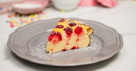 Prosty jogurtowy sernik z malinami. Nigdy nie opada podczas pieczenia