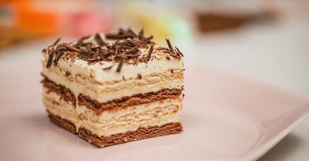 Łaciaty śmietankowiec bez pieczenia. Warstwowe ciasto na herbatnikach