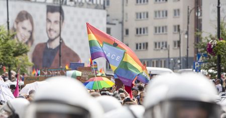 Przywódca bojówki kibiców na kontrmanifestacji w Białymstoku. Obok działacze PiS