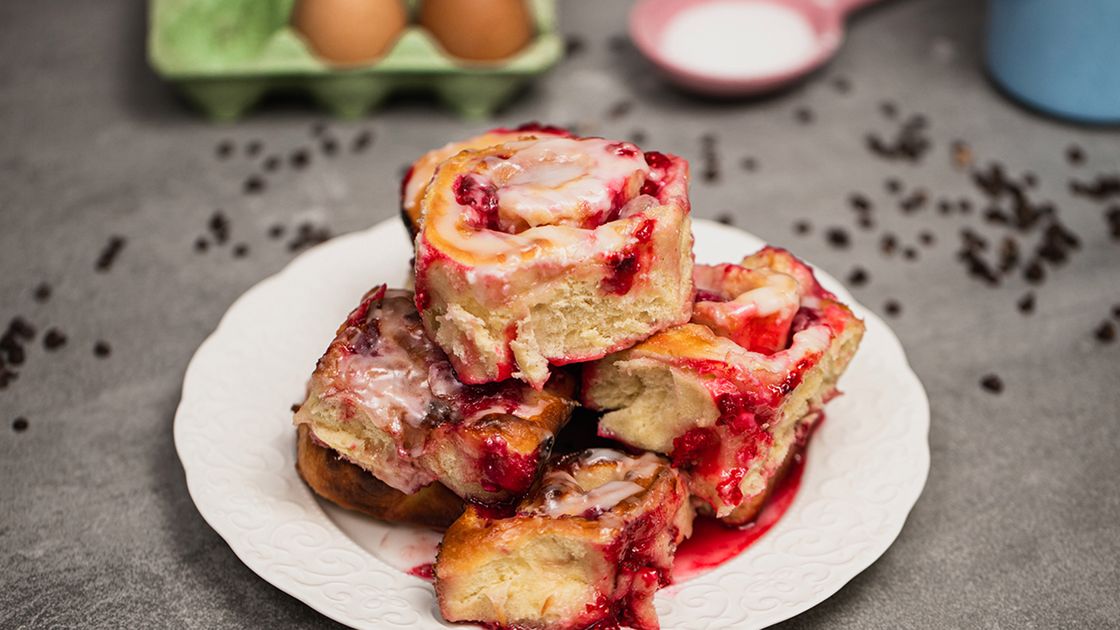 Słodkie rollsy z mrożonymi malinami- Pyszności