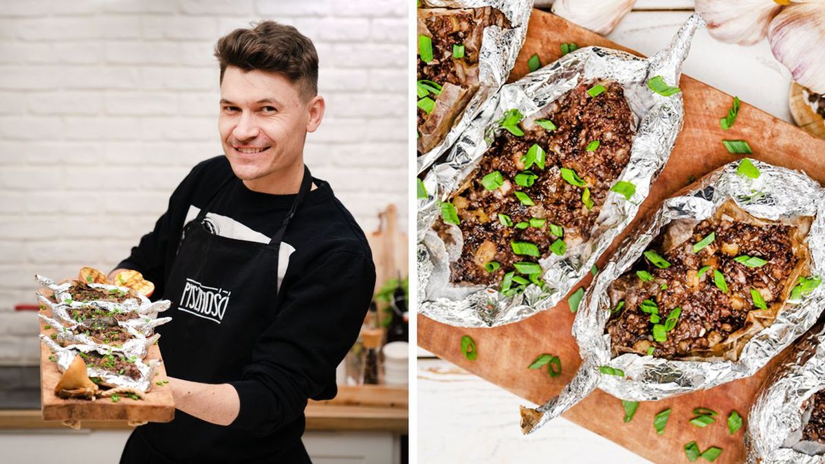 Kaszanka z grilla, mężczyzna trzymający sakiewkę z kaszanką