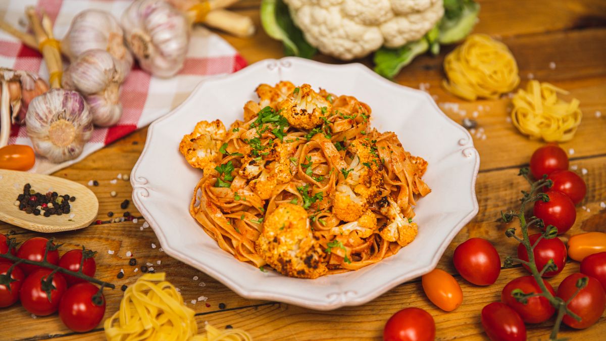 Makaron z czerwonym pesto i kalafiorem- Pyszności