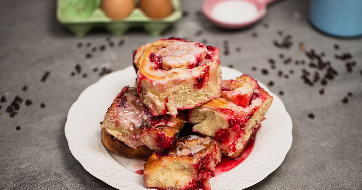 Słodkie rollsy z mrożonymi malinami i kremowym serkiem