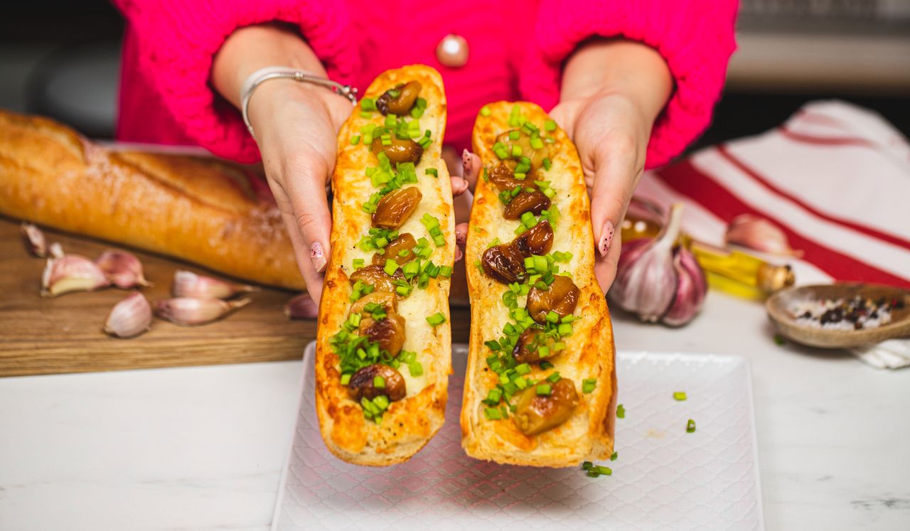 Chrupiąca czosnkowa zapiekanka z mozzarellą i parmezanem