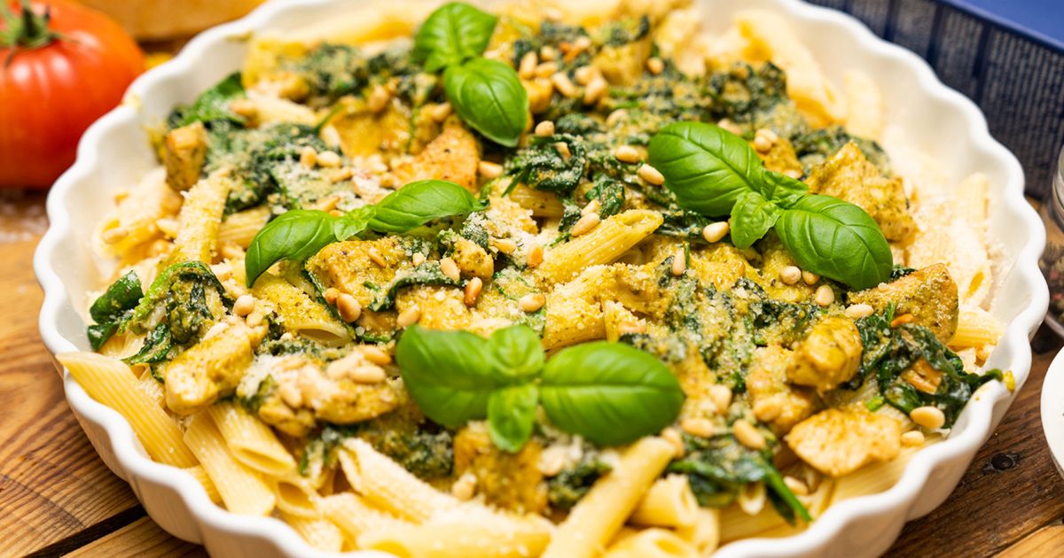 Makaron penne z kurczakiem, zielonym pesto i szpinakiem. Szybki i sycący obiad dla całej rodziny