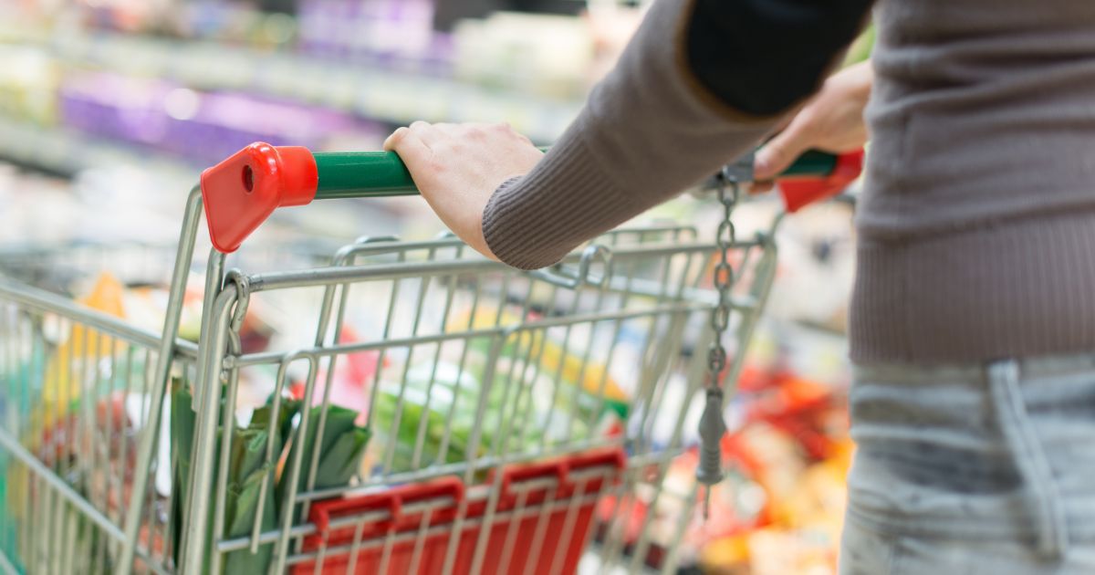 Ta sztuczka sprawi, że zaoszczędzisz na zakupach spożywczych. Zachowasz w kieszeni niezłą sumkę