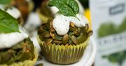 Soczyście zielone, szpinakowe babeczki z serem feta i chlorellą