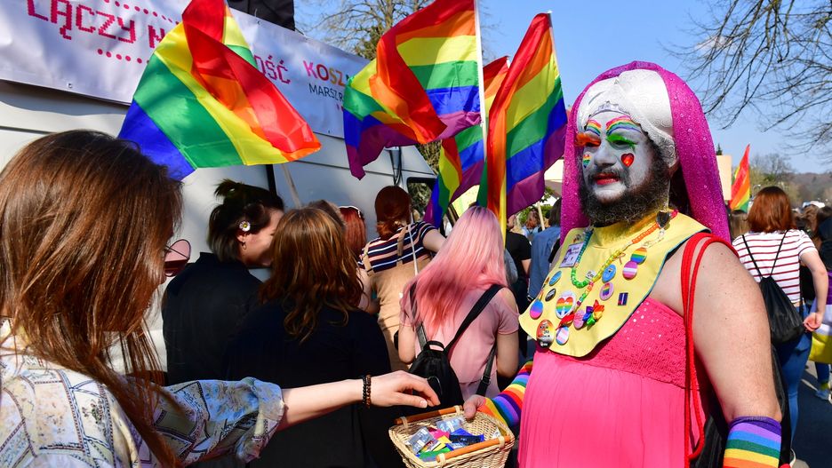 Uczestnicy Marszu Równości mieli kolorowe stroje i tęczowe flagi.