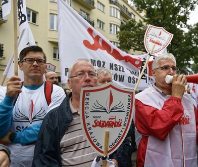 Nauczyciele protestują w Warszawie. Pokazali czerwoną kartkę minister Zalewskiej