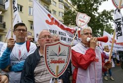 Nauczyciele protestują w Warszawie. Pokazali czerwoną kartkę minister Zalewskiej