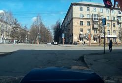 Chciał tylko wyprostować przekrzywiony sygnalizator. Stał się gwiazdą internetu