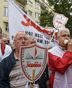 Nauczyciele protestują w Warszawie. Pokazali czerwoną kartkę minister Zalewskiej