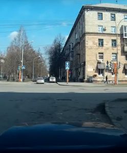 Chciał tylko wyprostować przekrzywiony sygnalizator. Stał się gwiazdą internetu