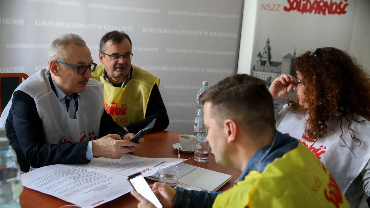 W Małopolskim Kuratorium Oświaty strajk okupacyjny rozpoczęło około 10 osób z Krajowej Sekcji Oświaty i Wychowania NSZZ "Solidarność"